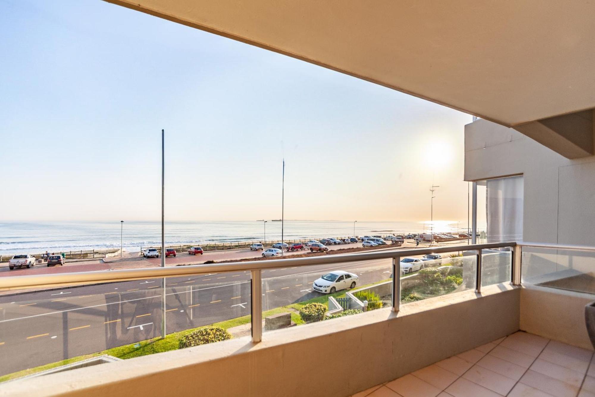 Apartment Beachfront Luxury Living- A106 Seaspray, Blouberg Bloubergstrand