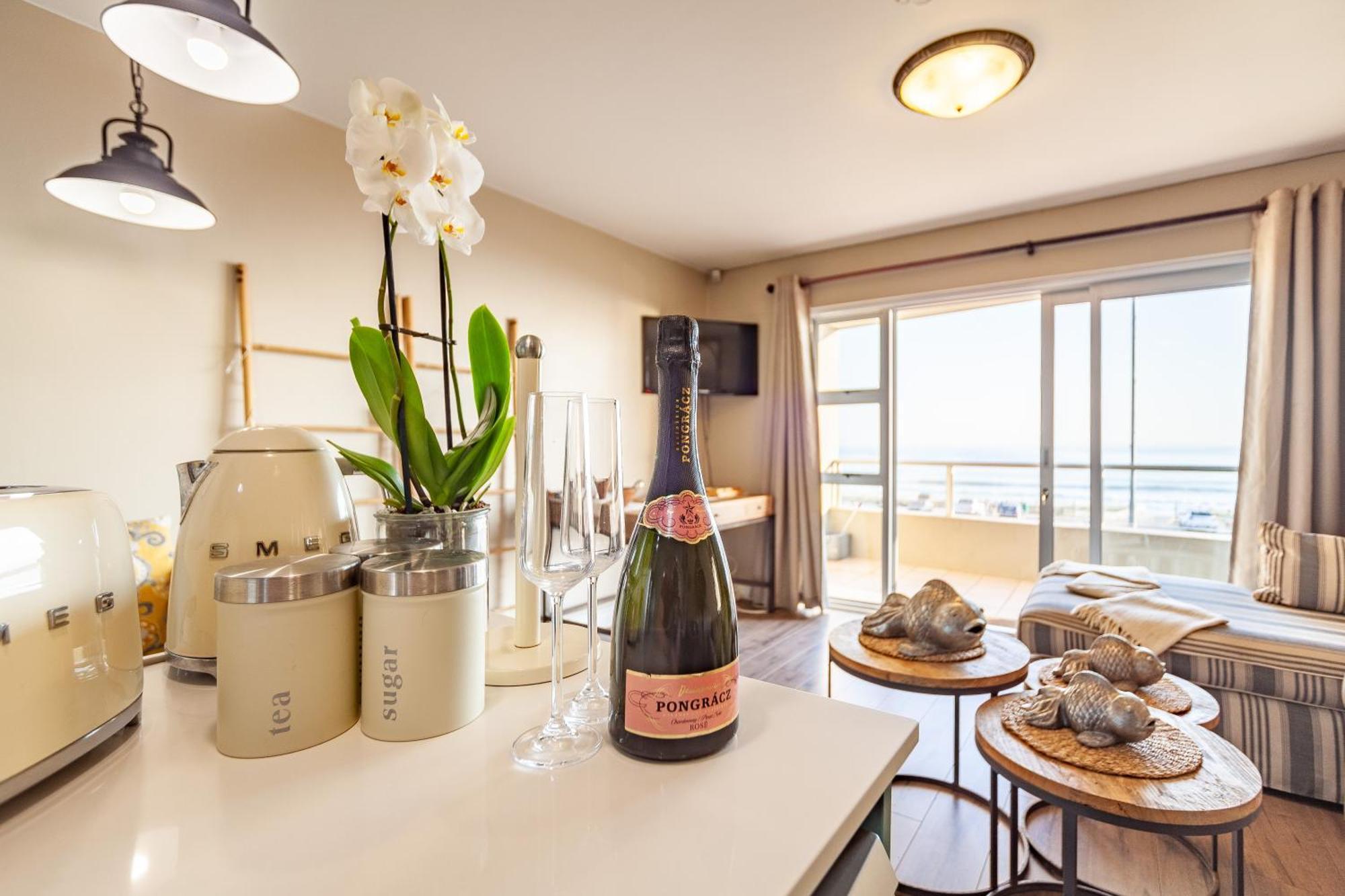 Apartment Beachfront Luxury Living- A106 Seaspray, Blouberg Bloubergstrand