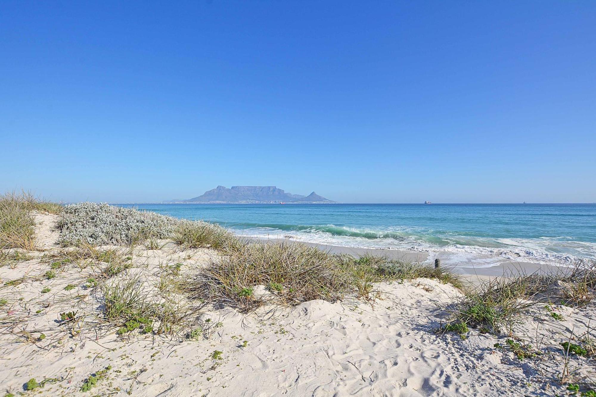 Beachfront Luxury Living- A106 Seaspray, Blouberg Apartment Bloubergstrand